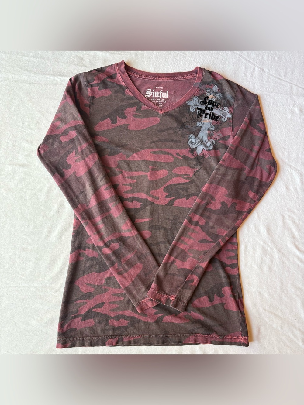 Y2K Sinful by Affliction Camo Love & Pride Long-Sleeve V-Neck Graphic Tee size L